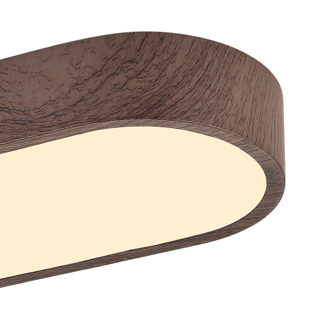 Stilren oval LED-taklampa i trä och metall, perfekt som designbelysning i vardagsrummet.