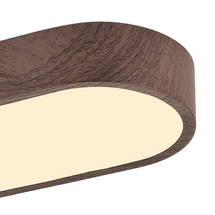 Stilren oval LED-taklampa i trä och metall, perfekt som designbelysning i vardagsrummet.