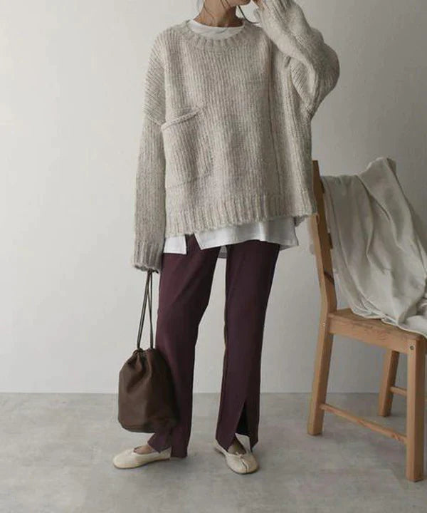Bekväm långärmad damtröja, grå oversize-modell med en stor ficka, idealisk för höstmode.