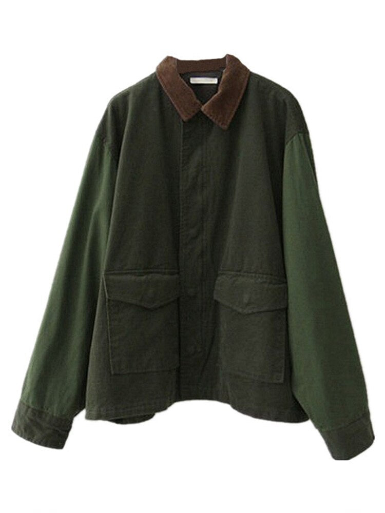 Stilren oversized damjacka i armégrön, ett trendigt och bekvämt ytterplagg för kvinnor.