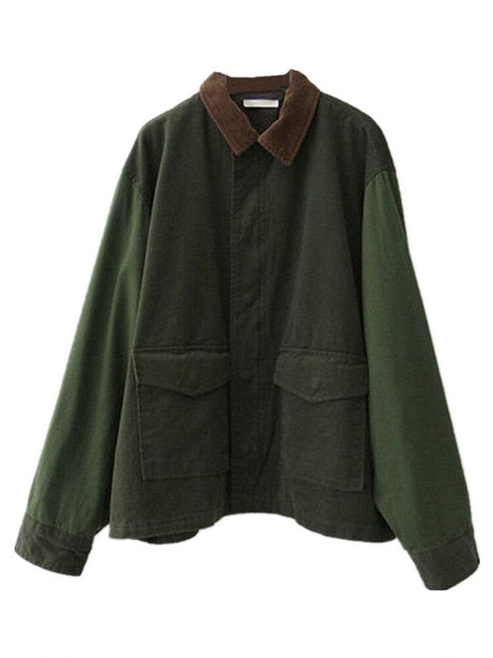 Stilren oversized damjacka i armégrön, ett trendigt och bekvämt ytterplagg för kvinnor.