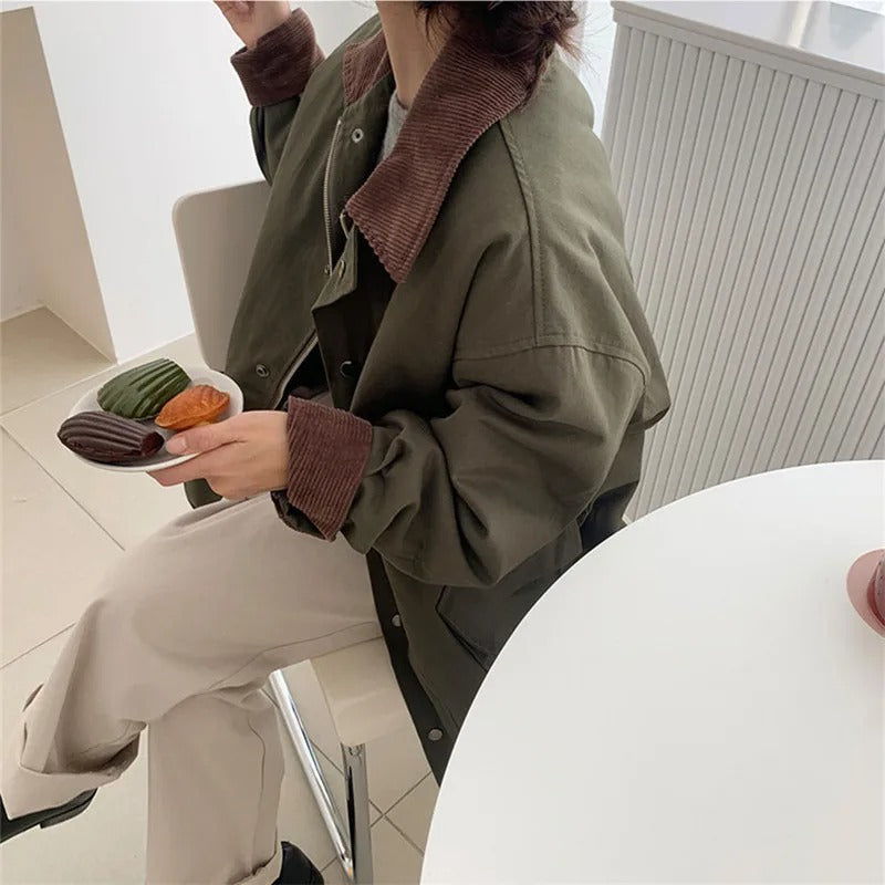 Modern armégrön oversized damjacka, vattenavvisande och stilren. Idealisk för höst- och vårväder.