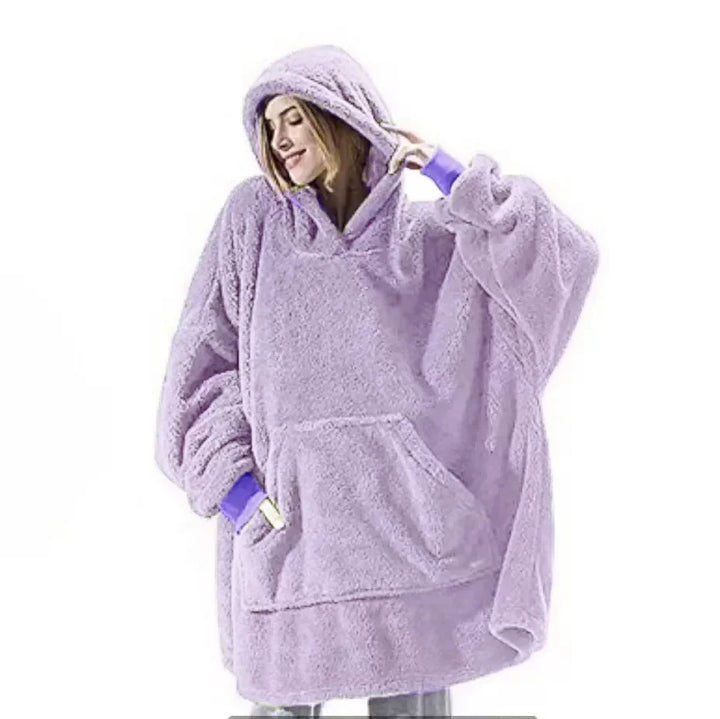 Modell bär bekväm oversized fleecefilttröja, njuter av värmen. Idealiskt plagg för avkoppling på hösten & vintern.