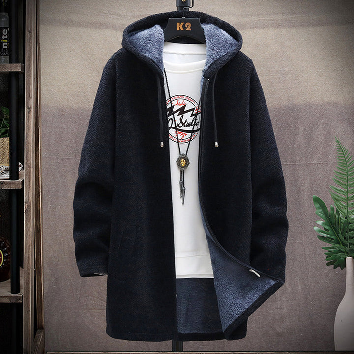 Glada vänner i matchande oversized hoodies med dragkedja, visar komfort & unisex passform.