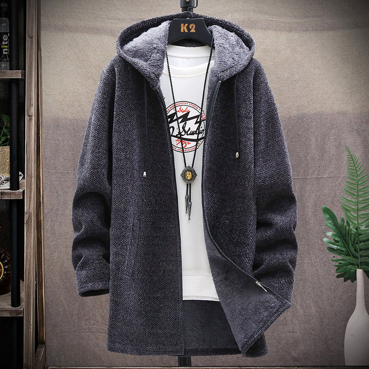Lifestyle-bild av someone som njuter av en mysig oversized huvtröja med dragkedja, perfekt för kyliga dagar.