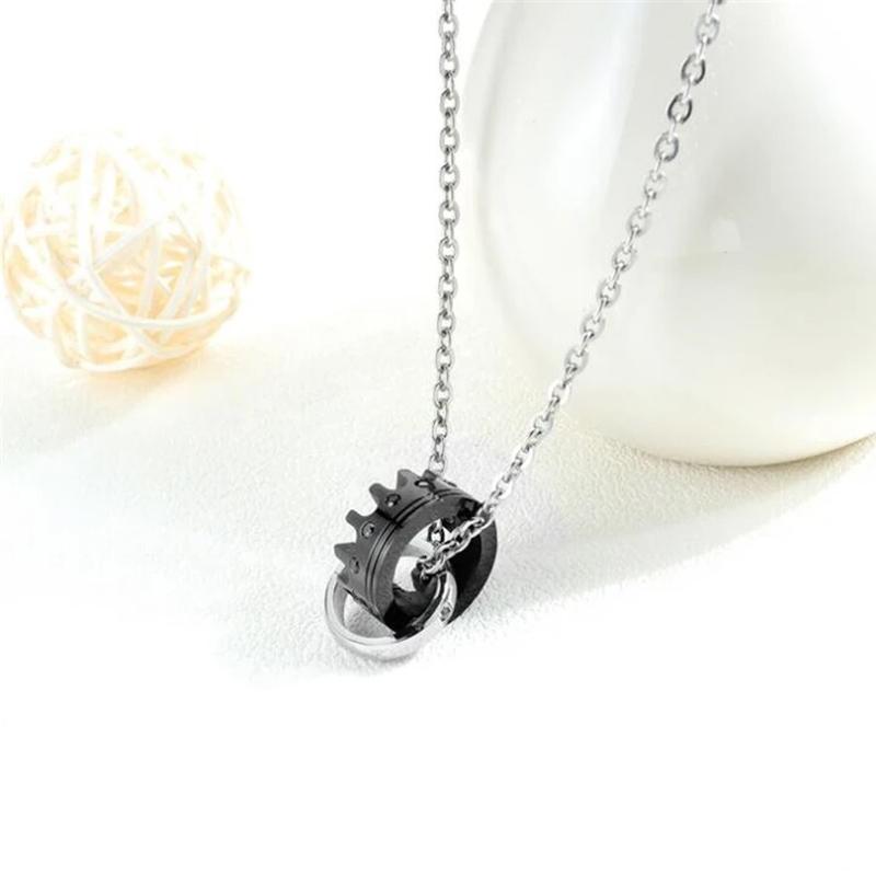 "Par halsband i svart och rosa guld med krona- och diamantdetaljer, titanmaterial, romantisk och elegant design."