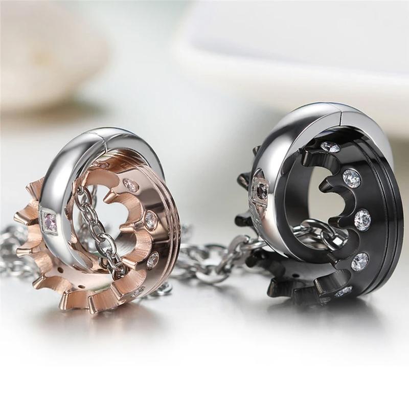 "Par halsband i svart och rosa guld med krona- och diamantdetaljer, titanmaterial, romantisk och elegant design."