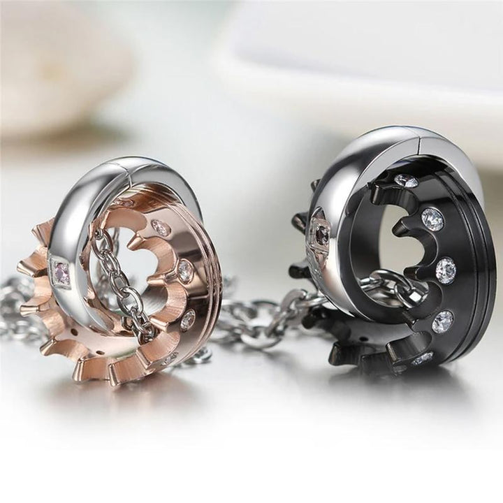 "Par halsband i svart och rosa guld med krona- och diamantdetaljer, titanmaterial, romantisk och elegant design."