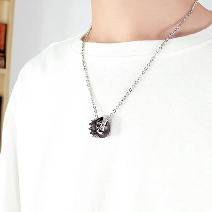 "Par halsband i svart och rosa guld med krona- och diamantdetaljer, titanmaterial, romantisk och elegant design."