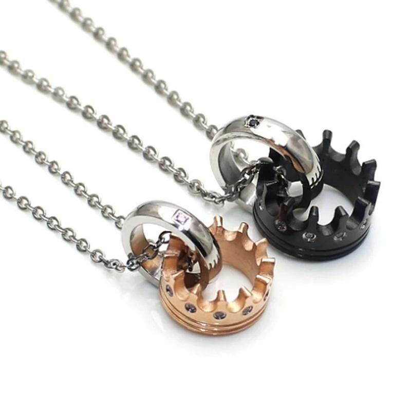 "Par halsband i svart och rosa guld med krona- och diamantdetaljer, titanmaterial, romantisk och elegant design."