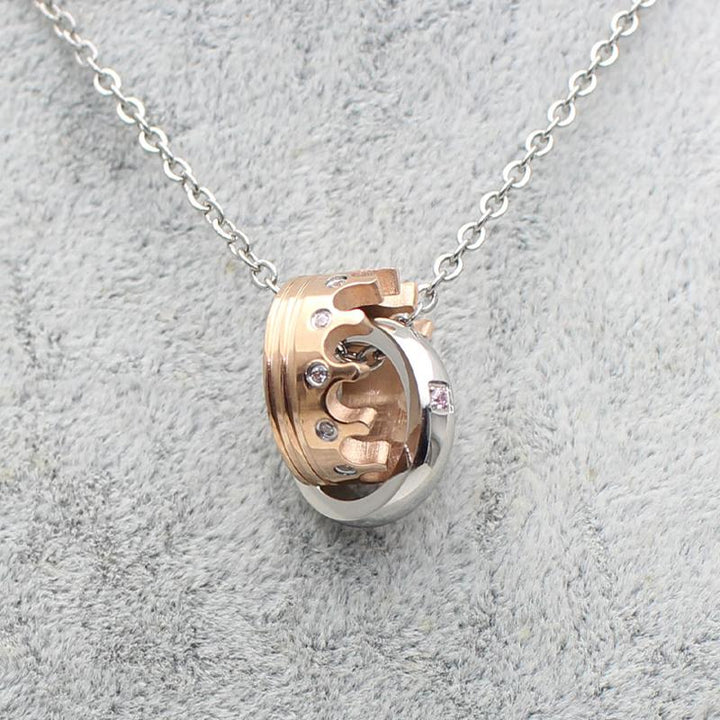 "Par halsband i svart och rosa guld med krona- och diamantdetaljer, titanmaterial, romantisk och elegant design."