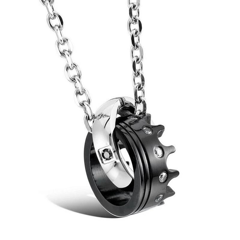 "Par halsband i svart och rosa guld med krona- och diamantdetaljer, titanmaterial, romantisk och elegant design."