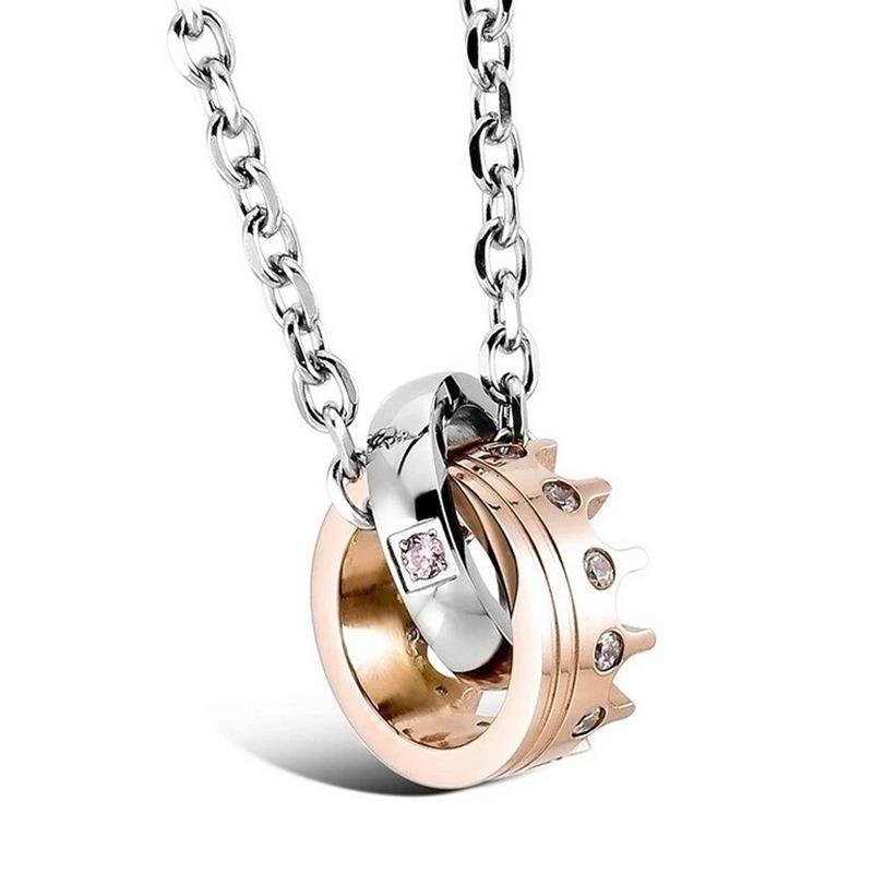 "Par halsband i svart och rosa guld med krona- och diamantdetaljer, titanmaterial, romantisk och elegant design."