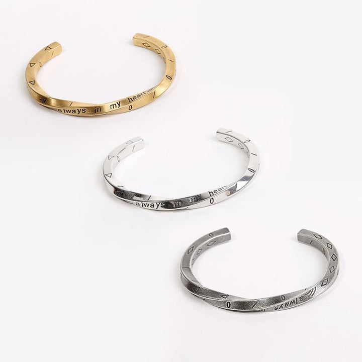 Par titan stål armband i guld och silver för män och kvinnor, modern och stilren design som symboliserar evig kärlek.