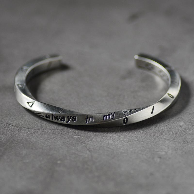 Par titan stål armband i guld och silver för män och kvinnor, modern och stilren design som symboliserar evig kärlek.