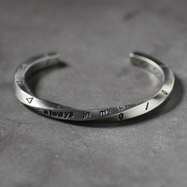 Par titan stål armband i guld och silver för män och kvinnor, modern och stilren design som symboliserar evig kärlek.