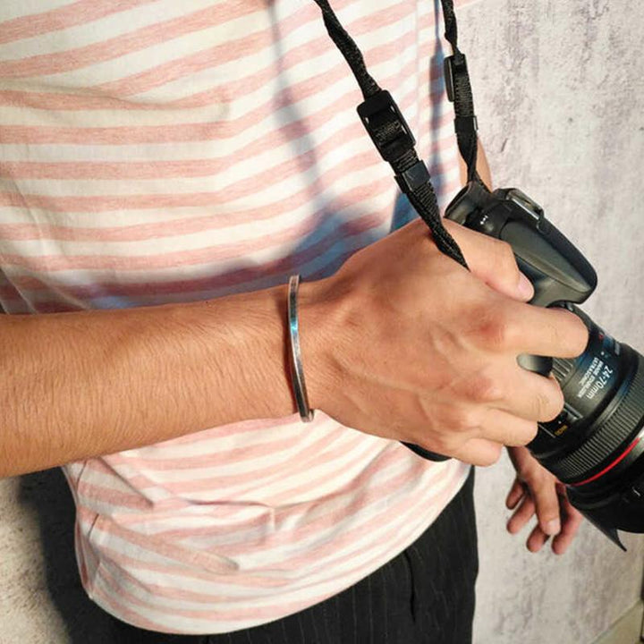 Par titan stål armband i guld och silver för män och kvinnor, modern och stilren design som symboliserar evig kärlek.