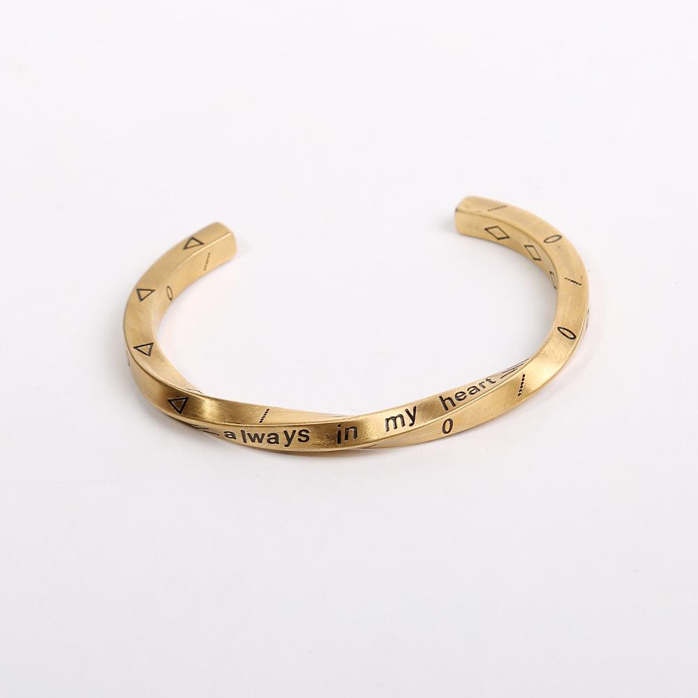 Par titan stål armband i guld och silver för män och kvinnor, modern och stilren design som symboliserar evig kärlek.