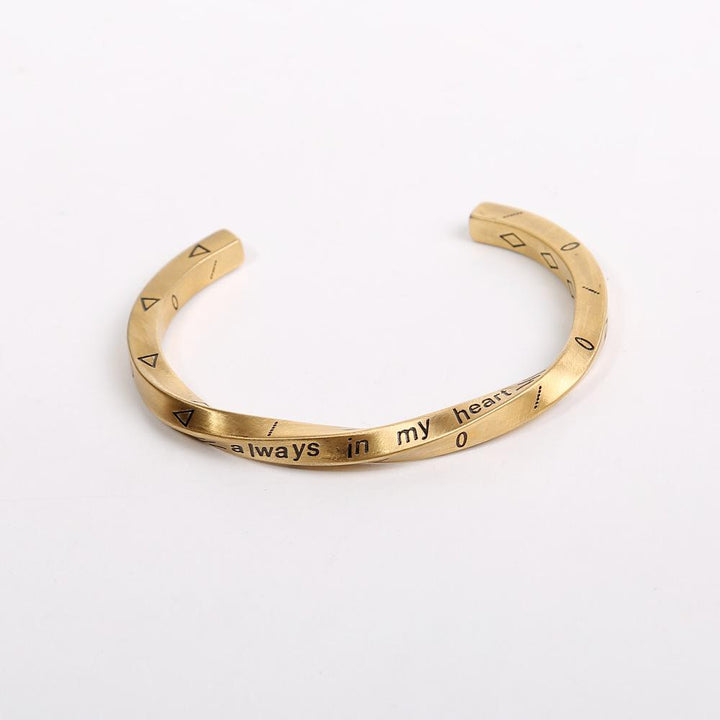 Par titan stål armband i guld och silver för män och kvinnor, modern och stilren design som symboliserar evig kärlek.