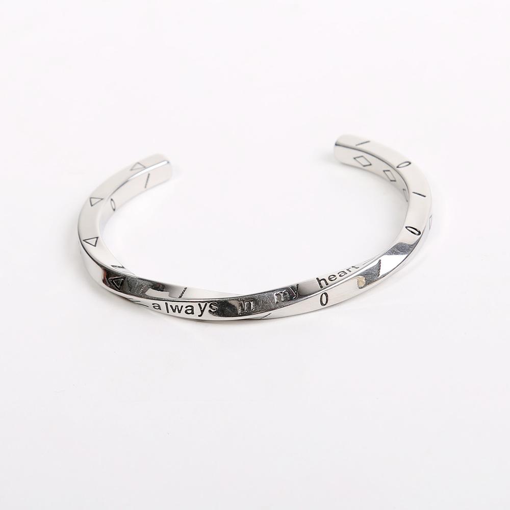 Par titan stål armband i guld och silver för män och kvinnor, modern och stilren design som symboliserar evig kärlek.