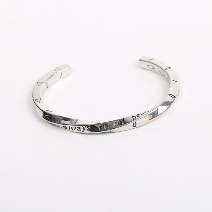 Par titan stål armband i guld och silver för män och kvinnor, modern och stilren design som symboliserar evig kärlek.