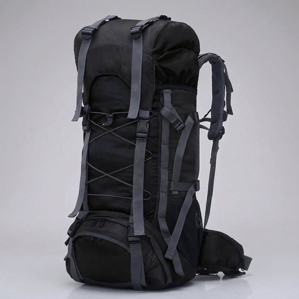 Pathward trekkingryggsäck framifrån med alla remmar och spännen för säker och stabil packning.