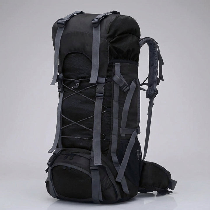 Pathward trekkingryggsäck framifrån med alla remmar och spännen för säker och stabil packning.