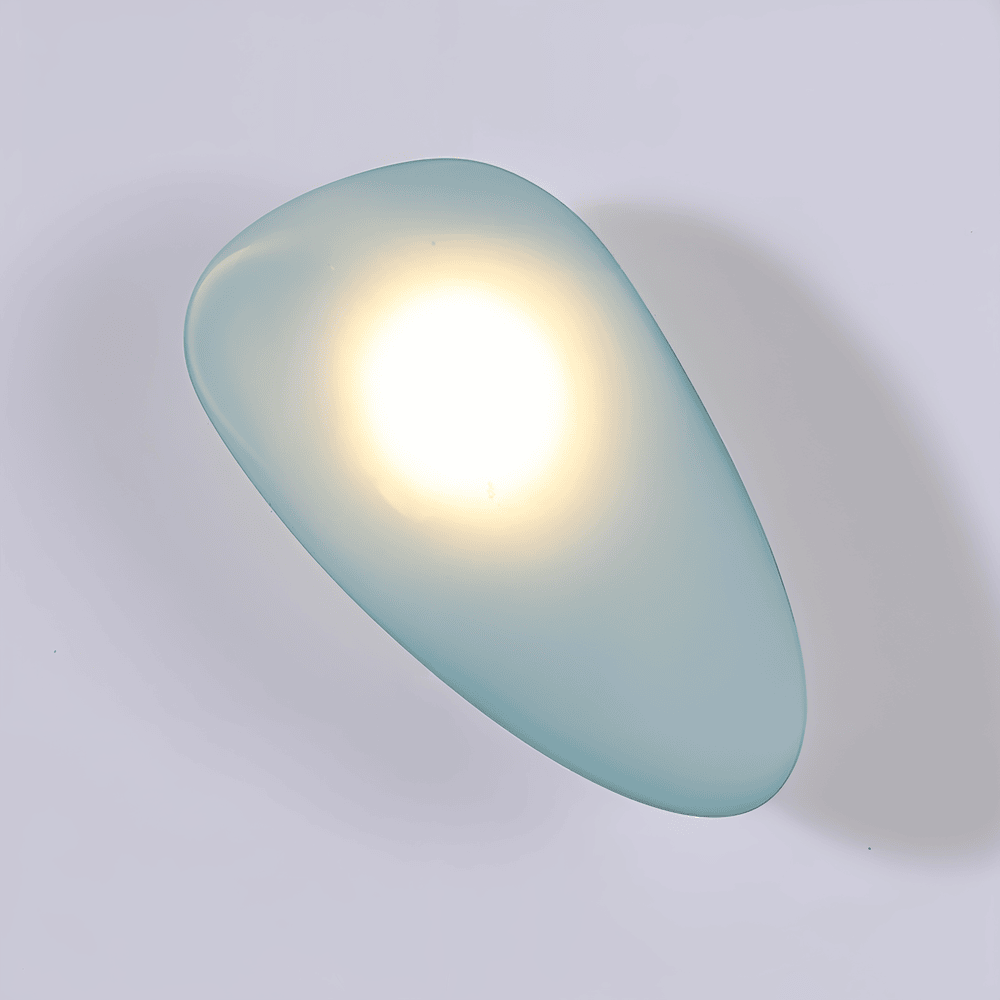 Designad PebbleHue vägglampa med LED, förhöjer vardagsrummet med elegans.