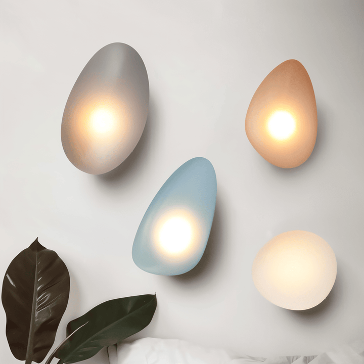 Dekorativ PebbleHue LED-lampa med nordisk estetik, ideal för mysig sovrumsbelysning.