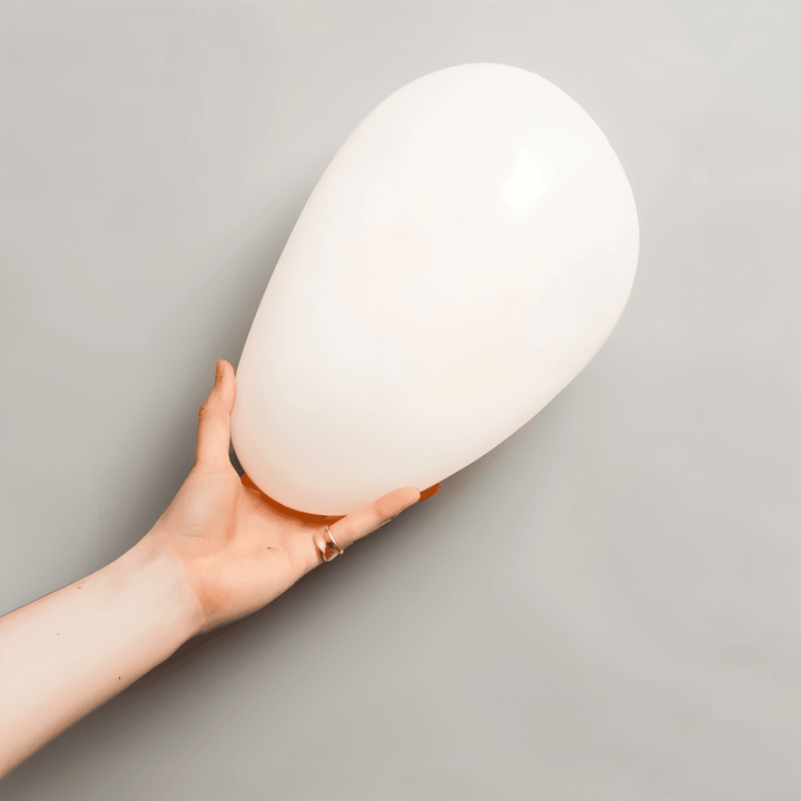 PebbleHue glaslampa, energieffektiv LED-vägglampa som smälter in i modern inredning.