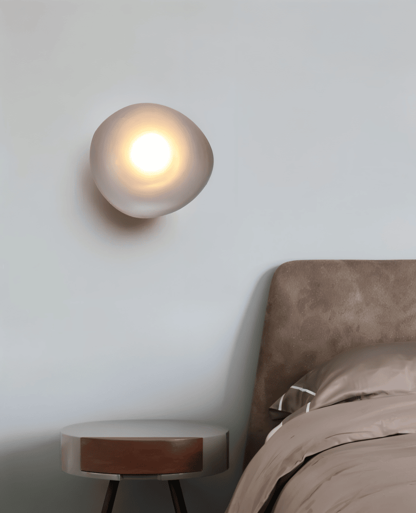 PebbleHue vägglampa med LED, modern nordisk design för stilfull heminredning.