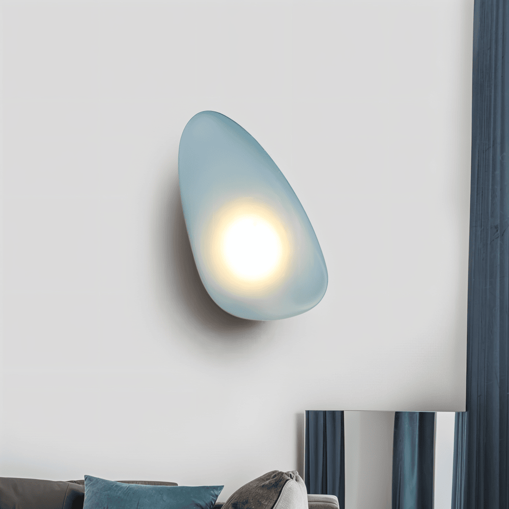 Stilren PebbleHue vägglampa i LED, perfekt för vardagsrummets moderna inredning.