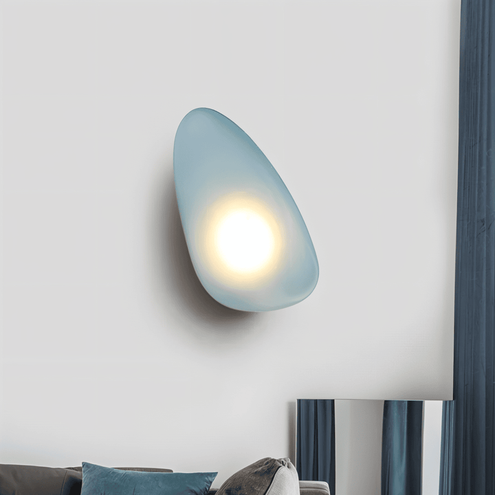 Stilren PebbleHue vägglampa i LED, perfekt för vardagsrummets moderna inredning.