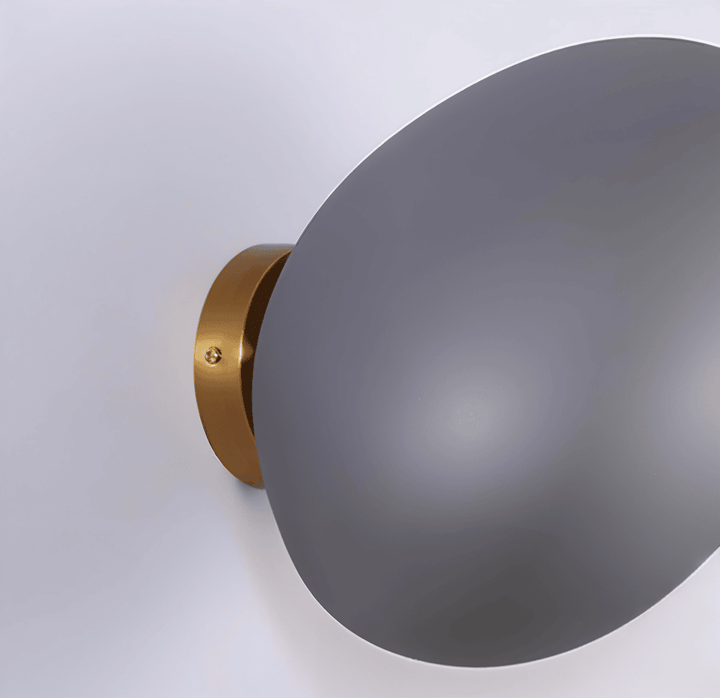 Dekorativ PebbleHue LED-lampa, nordisk design skapar mysbelysning i sovrummet.