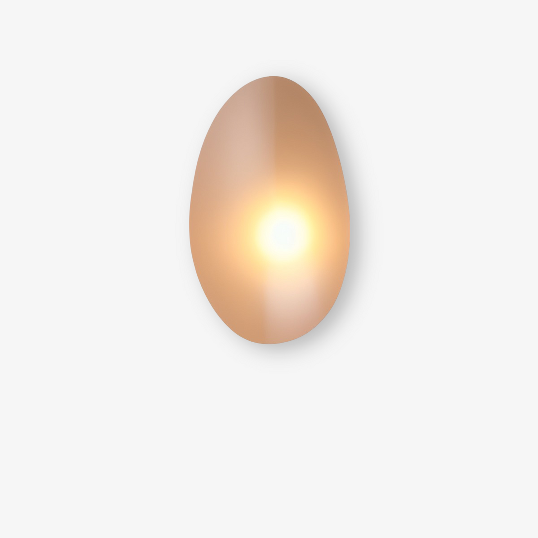 Dekorativ PebbleHue LED-vägglampa, nordisk design för ett inbjudande sovrum.