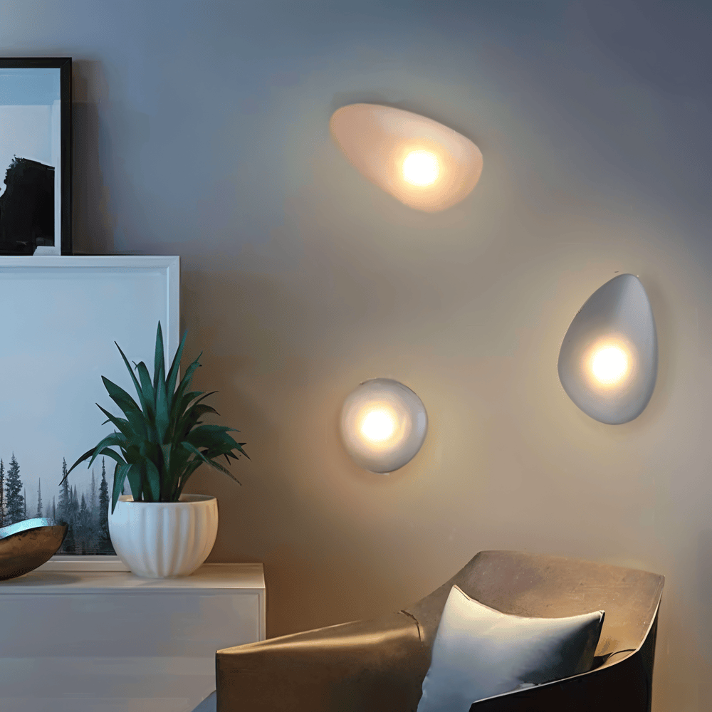 Minimalistisk PebbleHue LED-vägglampa, accentuerar heminredning med nordisk touch.