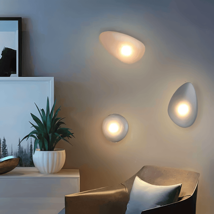 Minimalistisk PebbleHue LED-vägglampa, accentuerar heminredning med nordisk touch.