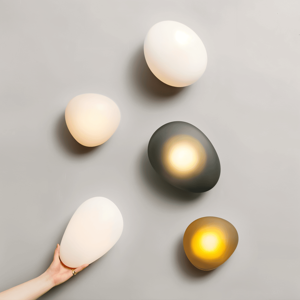 Energieffektiv PebbleHue vägglampa, modern LED-belysning i glas för ditt sovrum.