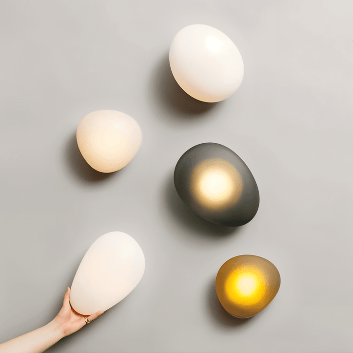 Energieffektiv PebbleHue vägglampa, modern LED-belysning i glas för ditt sovrum.