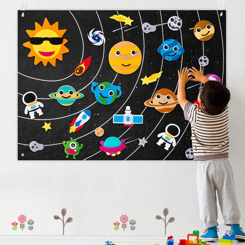 Pedagogisk flanellbräda med färgglada filtbitar för barn, perfekt för kreativ berättelseskaping och fantasifull lek.