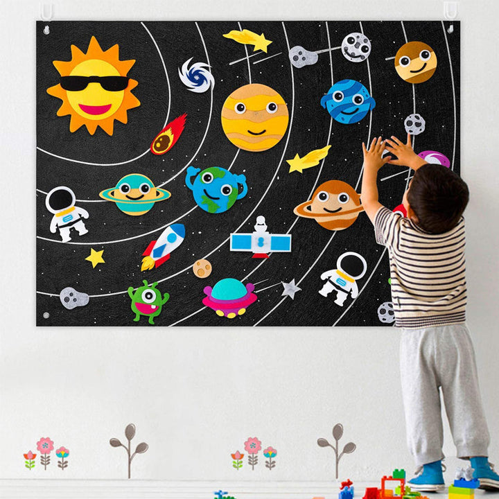 Pedagogisk flanellbräda med färgglada filtbitar för barn, perfekt för kreativ berättelseskaping och fantasifull lek.