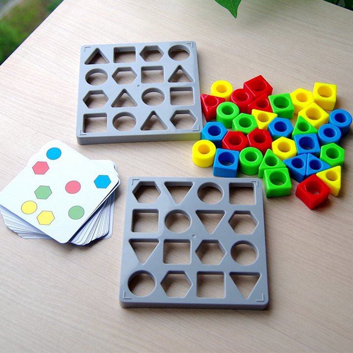 "Pedagogiskt form- och färgsensorspel för barn med färgglada geometriska block och spelbrädor, utvecklar kognition."
