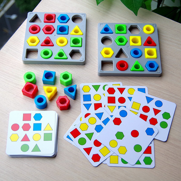 "Pedagogiskt form- och färgsensorspel för barn med färgglada geometriska block och spelbrädor, utvecklar kognition."