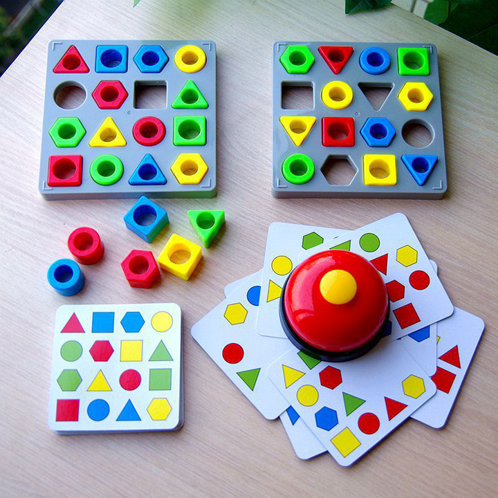 "Pedagogiskt form- och färgsensorspel för barn med färgglada geometriska block och spelbrädor, utvecklar kognition."