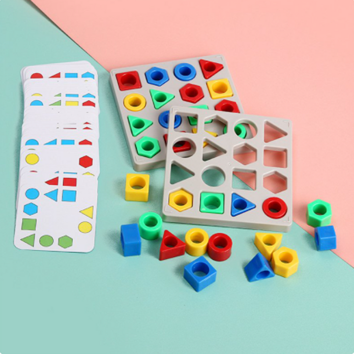 "Pedagogiskt form- och färgsensorspel för barn med färgglada geometriska block och spelbrädor, utvecklar kognition."