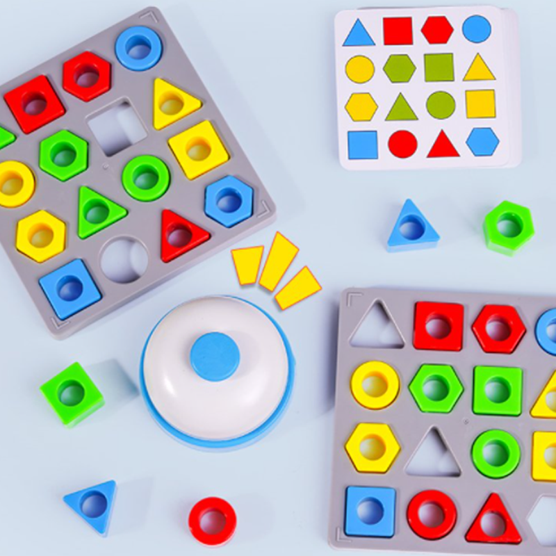 "Pedagogiskt form- och färgsensorspel för barn med färgglada geometriska block och spelbrädor, utvecklar kognition."