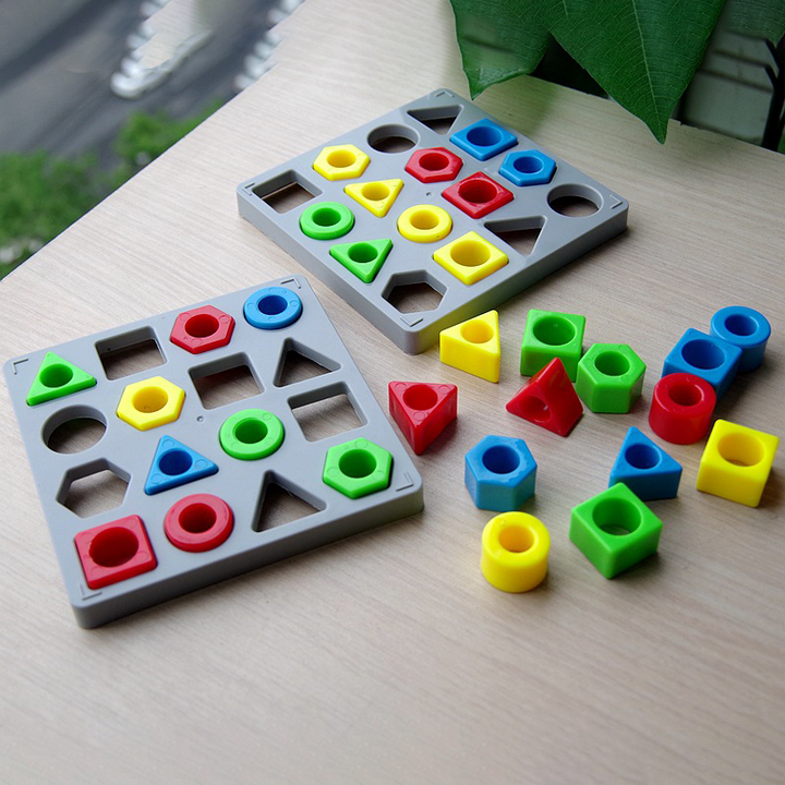 "Pedagogiskt form- och färgsensorspel för barn med färgglada geometriska block och spelbrädor, utvecklar kognition."