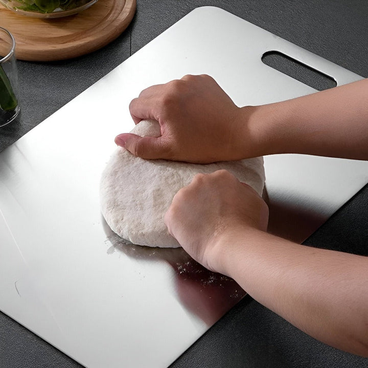 Professionell PerfeChop skärbräda i rostfritt stål, hygienisk och lätt att rengöra efter matlagning.