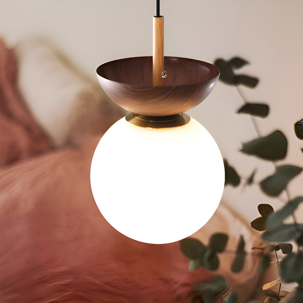 Detaljvy Perle LED-taklampa med vita pärlor. Japansk designad pendellampa för varmt ljus.