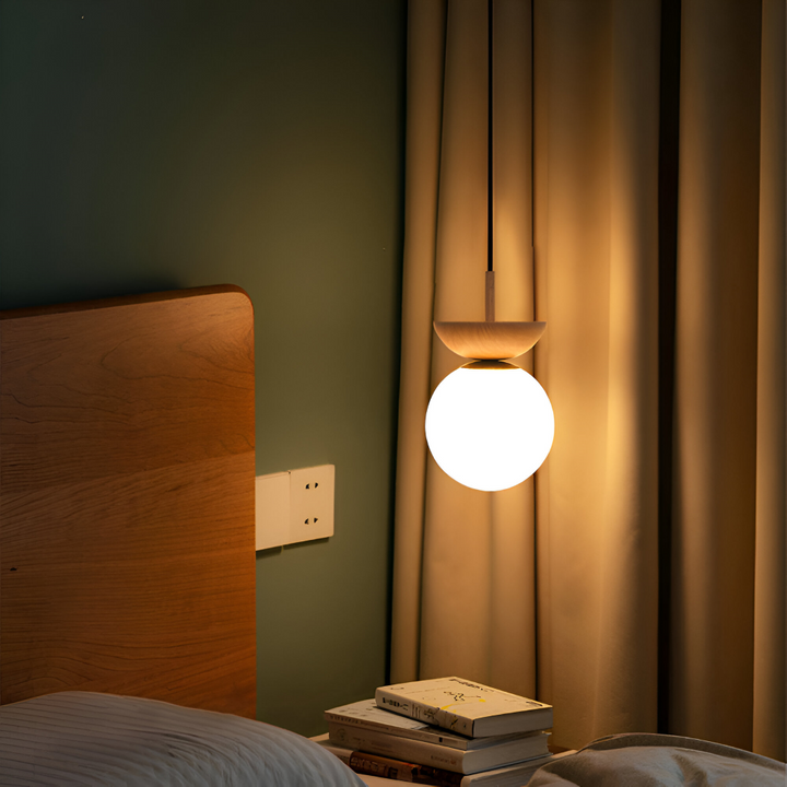 Elegant Perle LED-taklampa i valnöt och trä. Japansk inspirerad design med varmt ljus.